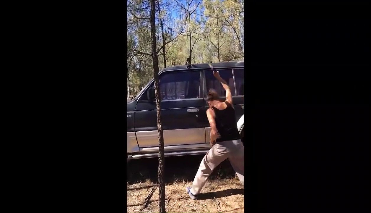 Elle casse la vitre de sa voiture pour récupérer ses clés mais attendez la fin