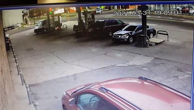 Quand un camion de pompier rate son virage