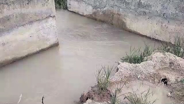 जयपुर-बीसलपुर की 2300 एमएम की लाइन में सूरजपुरा के पास आया लीकेज,खेत पानी में डूबे,देखें इस विडियो को