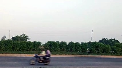 नेशनल हाईवे पर हरियाली बचा रही हादसों से .... देखे वीडियो