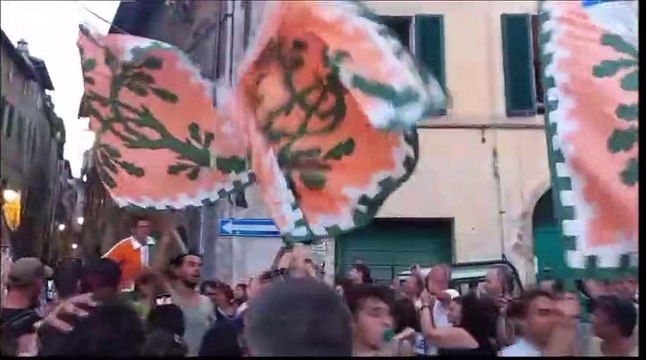 Palio, la vittoria di Tittia: il fantino portato in trionfo