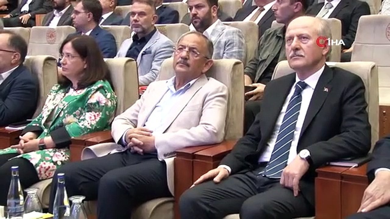Minister Özhaseki nahm an der Konsultationssitzung mit den Bürgermeistern von 11 vom Erdbeben betroffenen Städten und Bezirken teil.