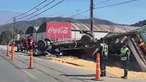 Siniestro vial: camión volcó y aplastó un auto