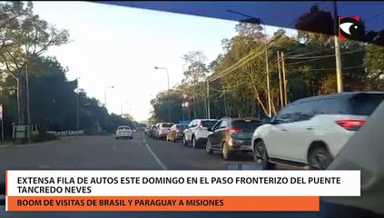 Extensa fila de autos este domingo en el paso fronterizo del puente Tancredo Neves