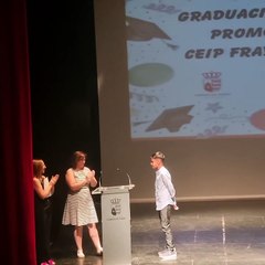 Un père surprend son fils le jour de la remise des diplômes après 2 ans d'écart
