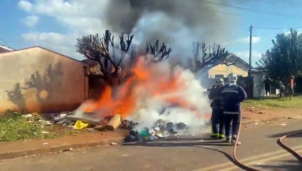 Incêndio em montanha de lixo quase atinge residência em Goioerê