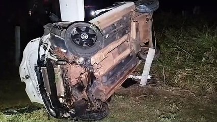 Carro com 5 pessoas capota na Estrada Boiadeira após motorista tentar desviar de animal na pista