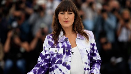 GALA VIDÉO - Juliette Armanet : elle fond en larmes en évoquant la maladie d’Alzheimer qui affectait sa grand-mère