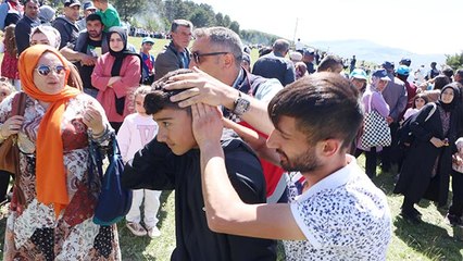 Cirit gösterisinde başlarına sopa isabet eden izleyiciler yaralandı