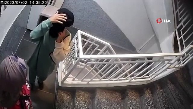 Kadın hırsızlar güvenlik kamerasını böyle tokatladı