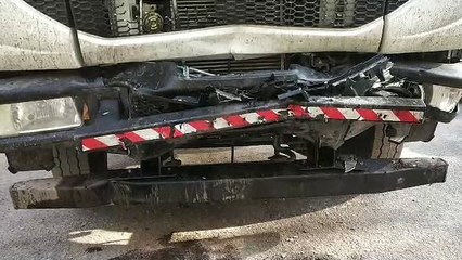 दर्री पुल पर ट्रेलर से भिड़ी कार, कारोबारी परिवार के तीन युवकों की दर्दनाक मौत