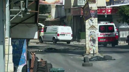سيارات الإسعاف الفلسطينية تهرع لنقل الجرحى في جنين