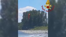 İtalya'da nehre düşen kadın, helikopterle kurtarıldı