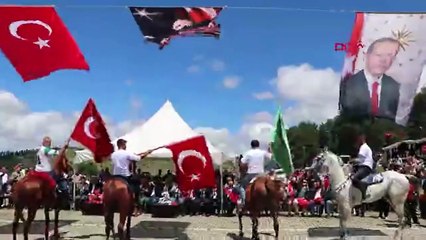 Cirit gösterisinde korku dolu anlar! Sopalar izleyicilerin kafasına isabet etti