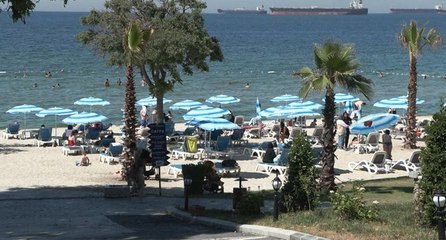 Belediye plajı kirlilikten kapandı: Yanındaki özel plaj ise açık