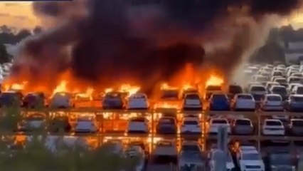 Fransa'da isyancılar sıfır otomobilleri ateşe verdi