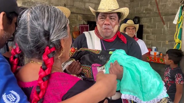 Her şey barış için: Meksika'da belediye başkanı timsahla evlendi