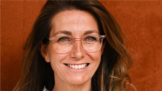 GALA VIDEO - “Faux cheveux”, “robes trop courtes”… Anne-Claire Coudray, ces critiques des téléspectateurs qui l’amusent