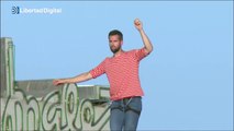 Impresionante: el prestigioso funambulista Nathan Paulin cruza el cielo de Barcelona a 70 metros del suelo
