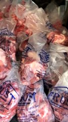 قربانی کے گوشت کی تقسیم مستحقین تک پہنچائے جا رہا ہے