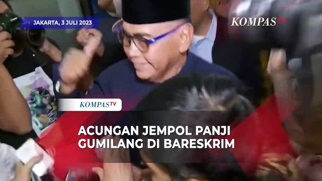 Acungan Jempol Panji Gumilang saat Penuhi Panggilan Bareskrim Polri Terkait Kasus Ponpes Al-Zaytun