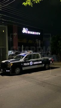 #Preliminar Infraganti fueron detenidos tres sujetos que ingresaron a robar a una tienda especializada en bicicletas ubicada en la colonia Prados Providencia, en Guadalajara #GuardiaNocturna