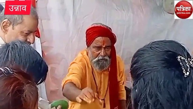 Unnao news: कानपुर से सटे गंगा में पर भक्तों ने लगाई आस्था की डुबकी, पंडित जी ने संकल्प पढ़ा