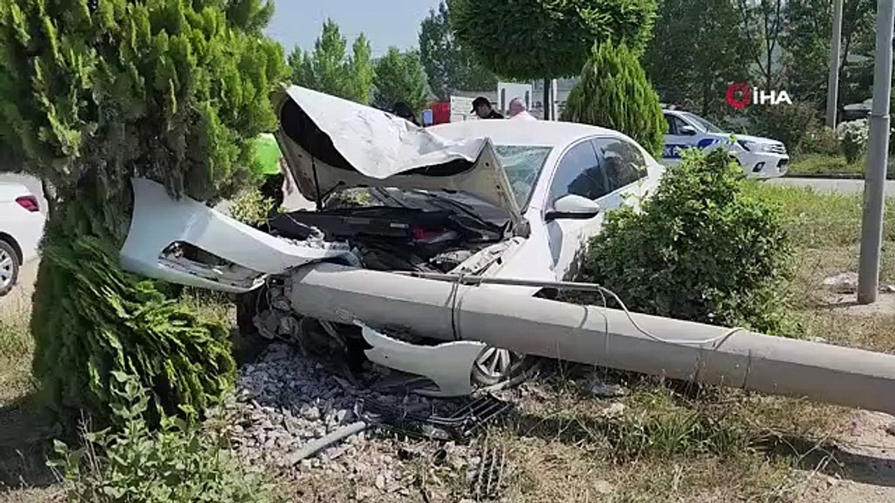 Das Auto kam von der Straße ab und prallte gegen einen Laternenpfahl: 3 Verletzte