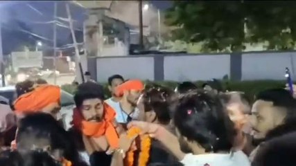 गाजियाबाद में 115 लीटर गंगाजल लेकर पहुंचा शिवभक्त, फूलों की हुई बरसात