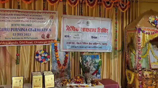 मेधावी विद्यार्थी को सम्मानित करते हुए