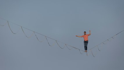 Un funambulista recorre el centro de Barcelona a 68 metros de altura