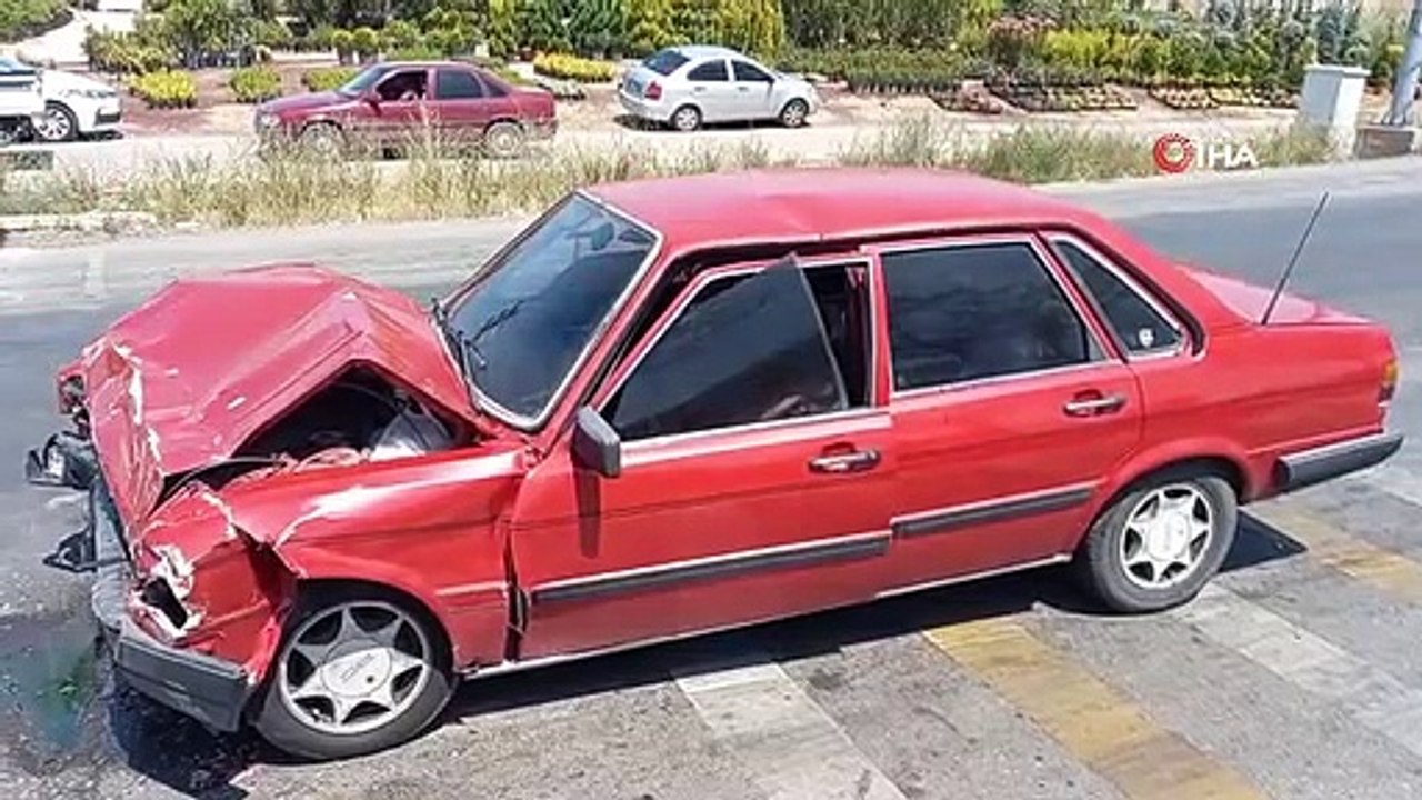 Zusammenstoß mit dem an der roten Ampel wartenden Auto: 4 Verletzte