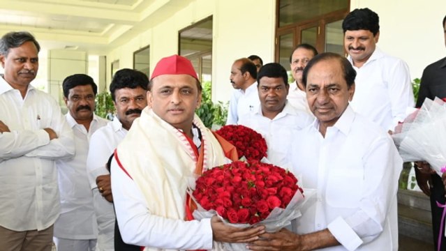 तेलंगाना पहुंचे सपा प्रमुख अखिलेश यादव, सीएम चंद्रशेखर राव ने किया भव्‍य स्‍वागत