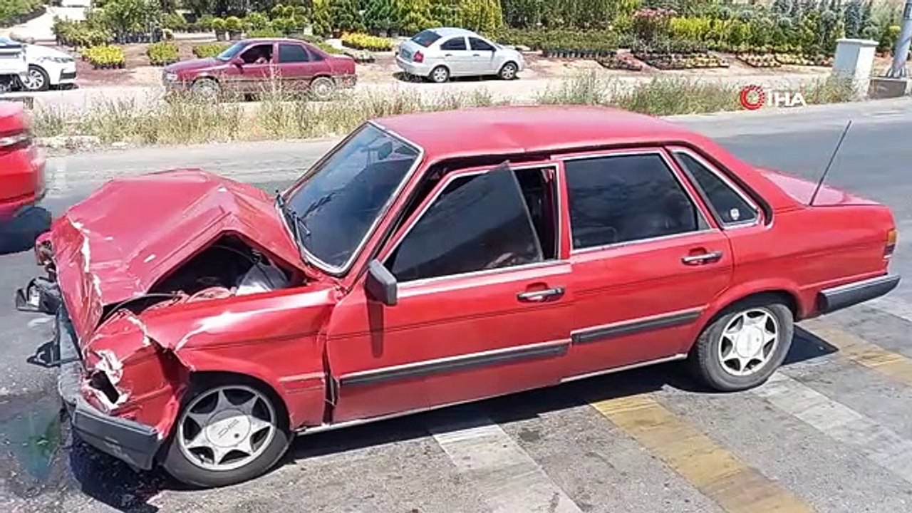 Collision avec la voiture qui attendait au feu rouge： 4 blessés