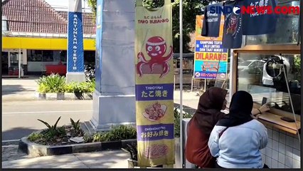 Warga Kota Bandung Rela Antre Hingga 2 Jam Demi Takoyaki Viral