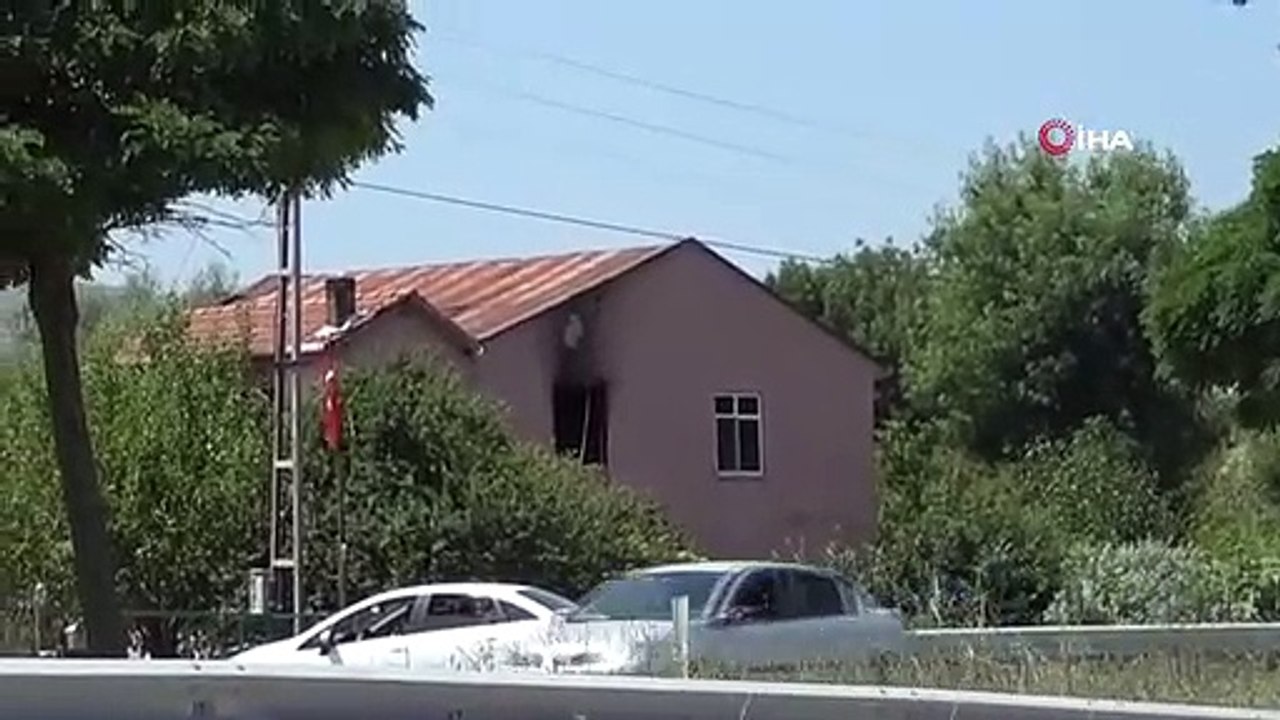 Horreur du fils： A tué son père avec un fusil, a battu sa grand-mère, a mis le feu à la maison