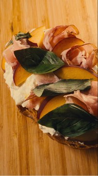 Ciabatta burrata, pêche, speck et basilic tartine sucrée salée complètement dingue !! #shorts