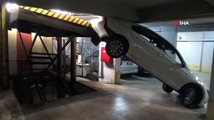 Voiture coincée dans le parking de l'ascenseur