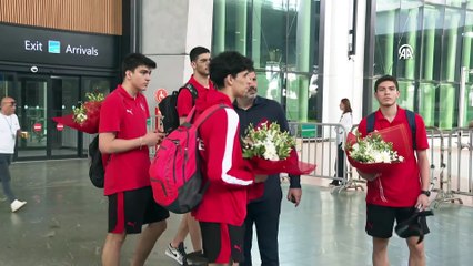 Descargar video: İSTANBUL - Dünya üçüncüsü 19 Yaş Altı Erkek Milli Basketbol Takımı yurda döndü