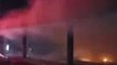 Explosão em fornalha causa incêndio de grandes proporções em barracão de frangos, em Cianorte