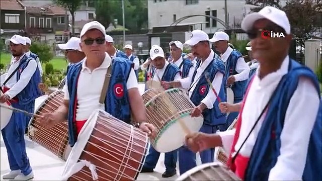 Des vêtements traditionnels ont été portés, une invitation à Kırkpınar avec des tambours et des zurnas a commencé.