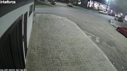 Vídeo: Motociclista provoca queda para evitar colisão com carro que fez conversão à esquerda