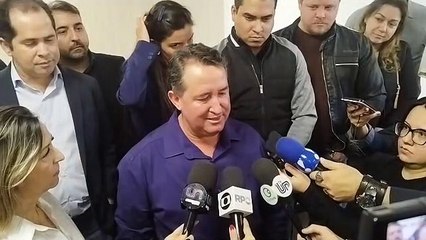 Pimentel diz que 'devolve' Prefeitura a Pozzobom com bastante dinheiro para gastar