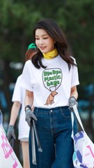 강릉 간 김건희…경포해변 쓰레기 줍고, 중앙시장 오징어회 시식