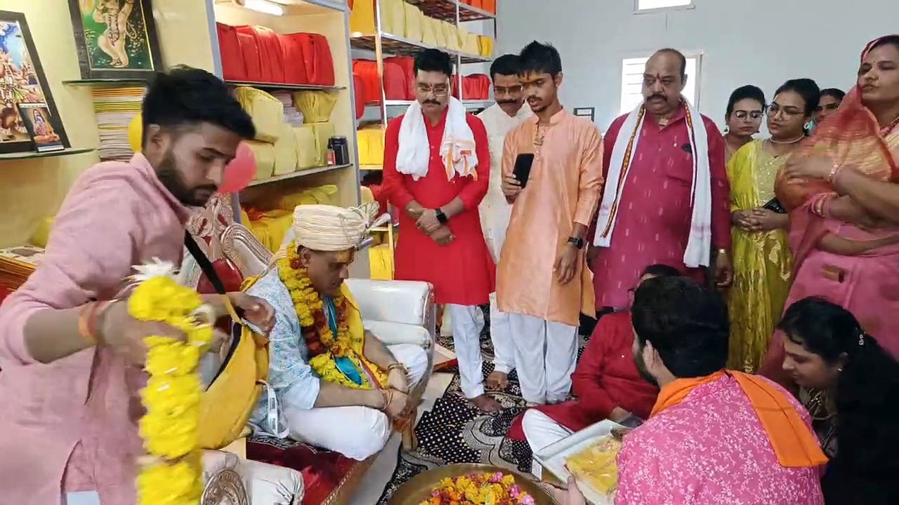 Worshiped the Guru's feet, blessed, crowds of devotees thronged the temples