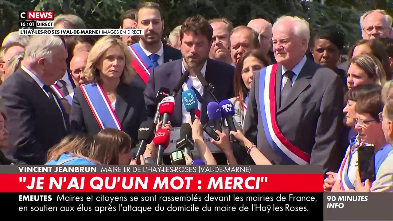Regardez le discours très fort de Vincent Jeanbrun, le maire de L'Haÿ-les-Roses, après la marche organisée en son soutien: "Le vrai visages des émeutiers, celui d'assassins! Il ont voulu assassiner ma femme et enfants dans leur sommeil"