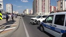 Motosikletli polis timi ile otomobil çarpıştı: 2 polis yaralı