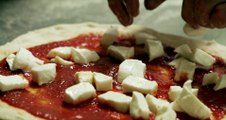 À Châteauneuf-de-Bordette, Pasta Madré, pizzas au levain naturel avec des produits locaux bio, au feu de bois