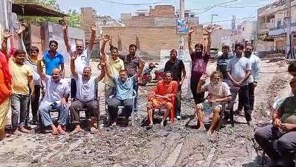 अनूठा प्रदर्शन - कीचड़ में बैठकर जताया विरोध