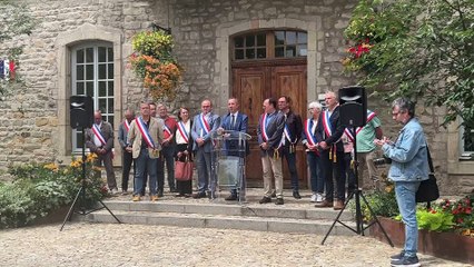 Rassemblement contre les violences, les élus devant leur mairie